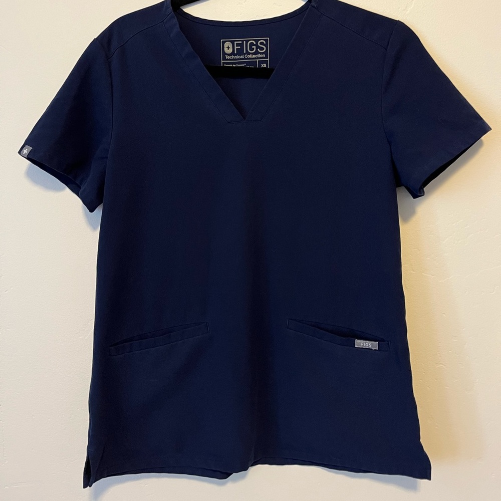 Figs 3-pocket navy scrub top XS